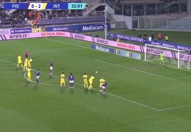 这使得她在 这使得她在